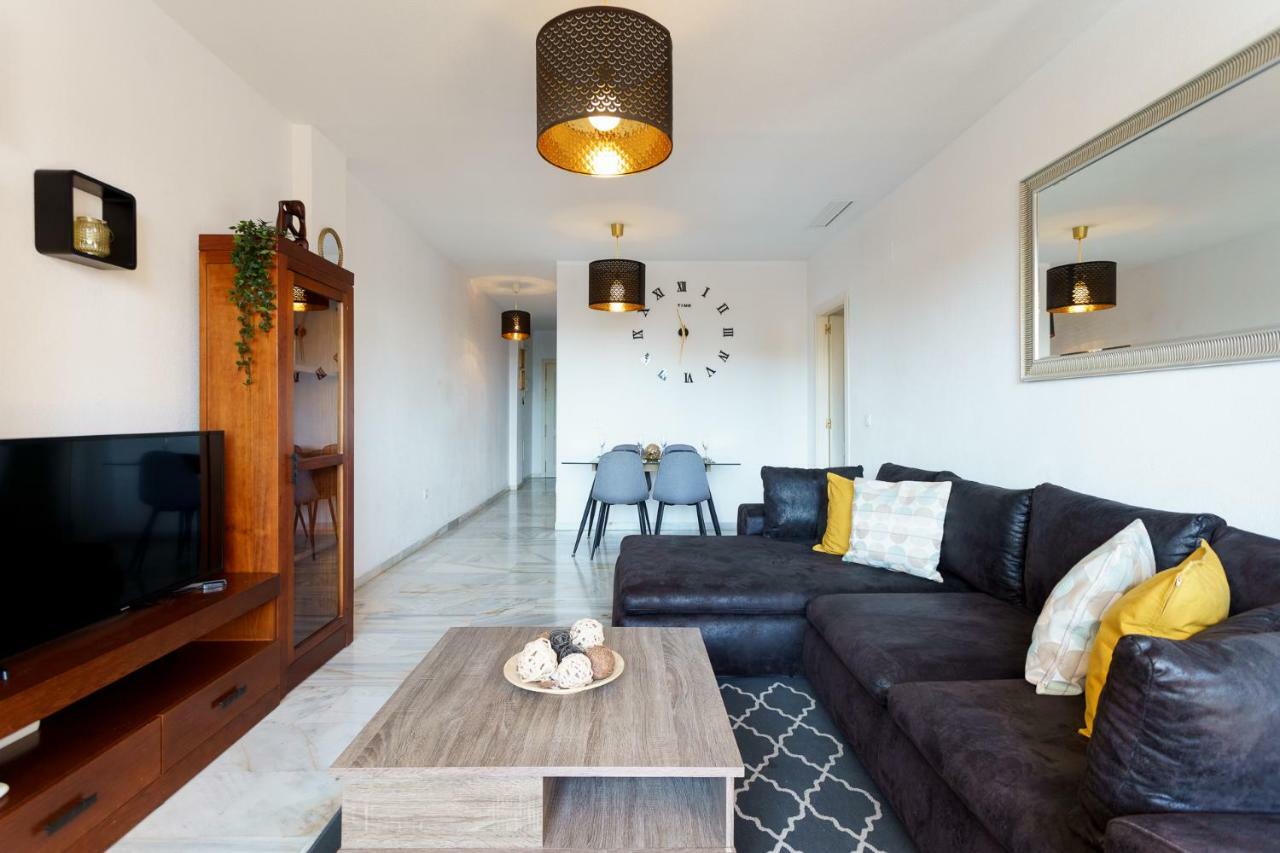 Spacious Beachfront Flat With Sea Views And Private Indoor Parking بينالماذينا المظهر الخارجي الصورة