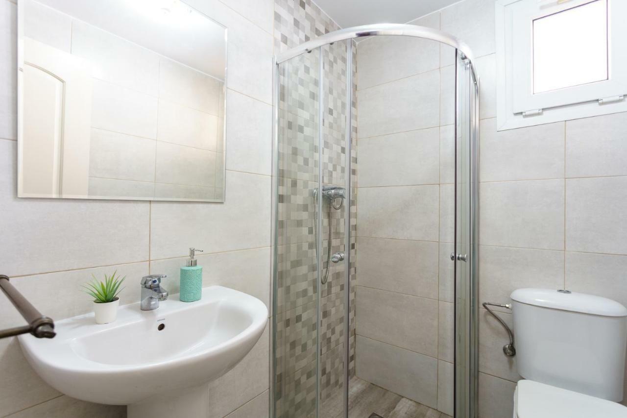 Spacious Beachfront Flat With Sea Views And Private Indoor Parking بينالماذينا المظهر الخارجي الصورة