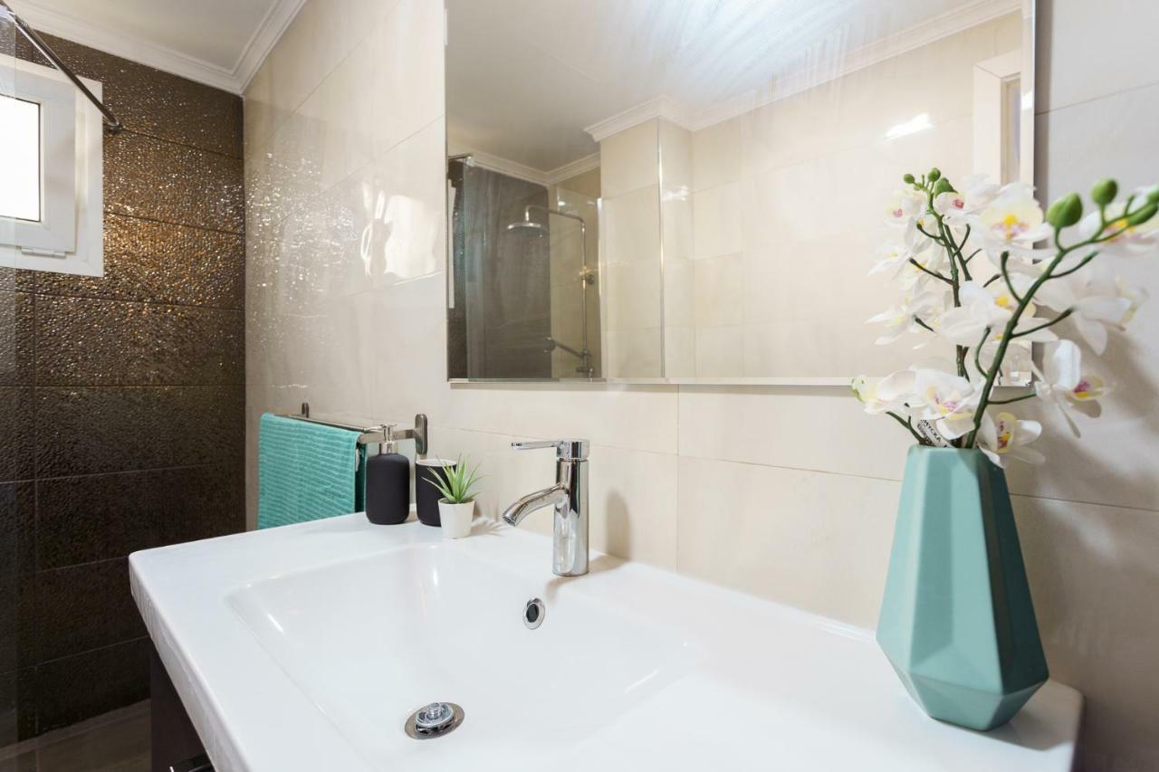 Spacious Beachfront Flat With Sea Views And Private Indoor Parking بينالماذينا المظهر الخارجي الصورة